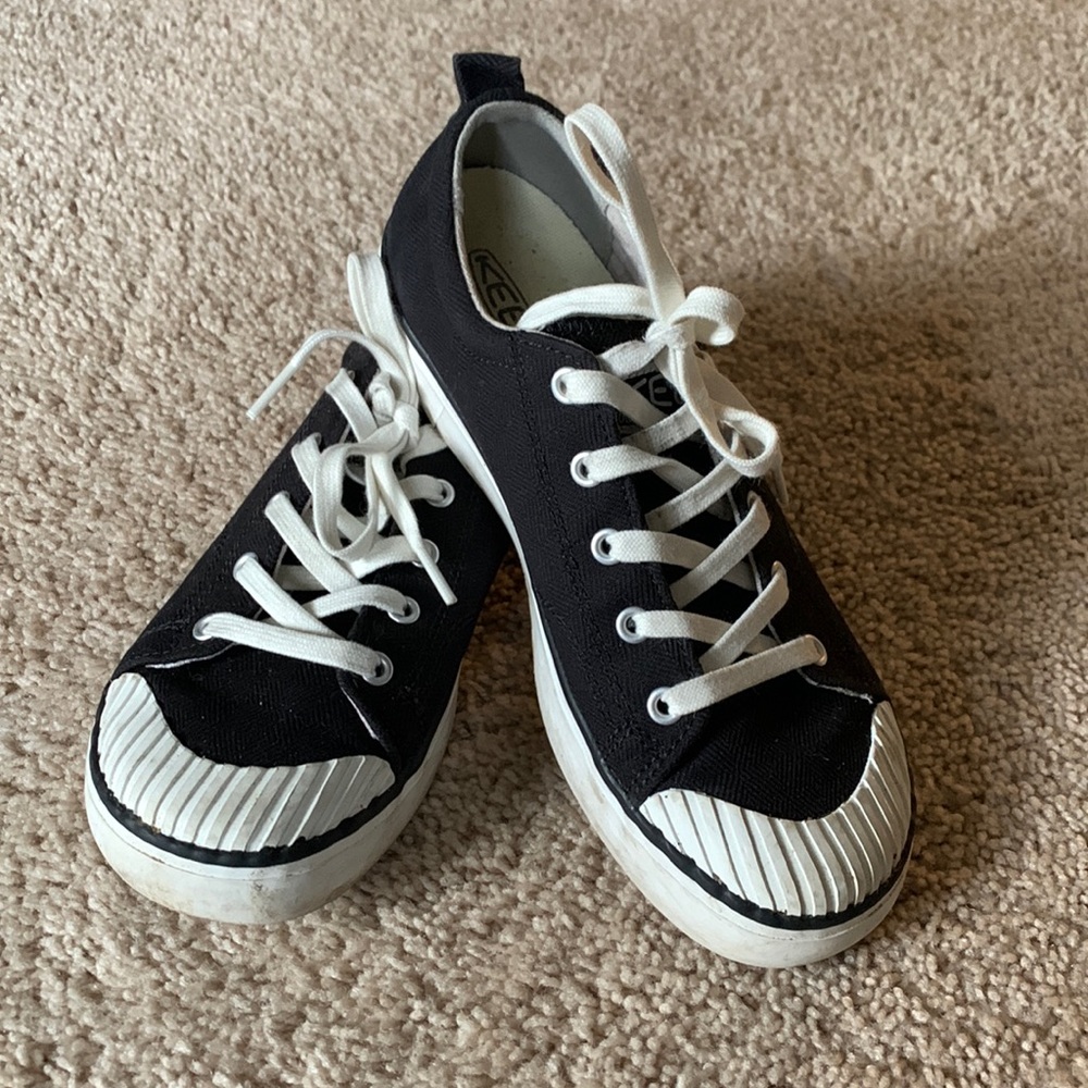 Keen woman’s black sneakers with shell top. Size 8. Black and white.